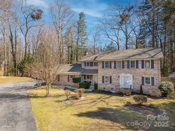 4 Bridle Path Ct, Hendersonville, NC 28791