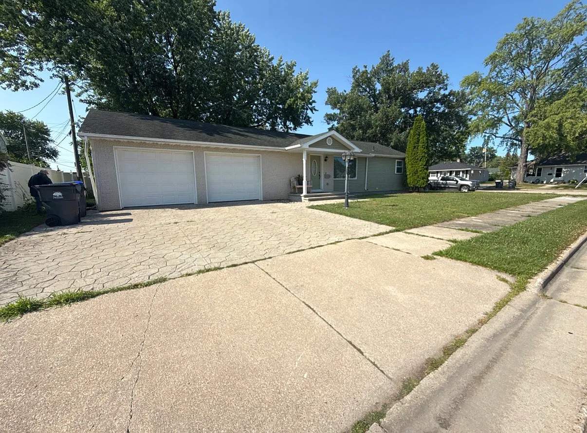 3 bed, 1948 sqft, $2,400 — Photo 1