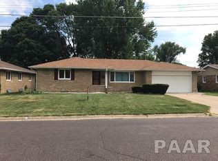 2122 Hillcrest Ave, Pekin, IL 61554