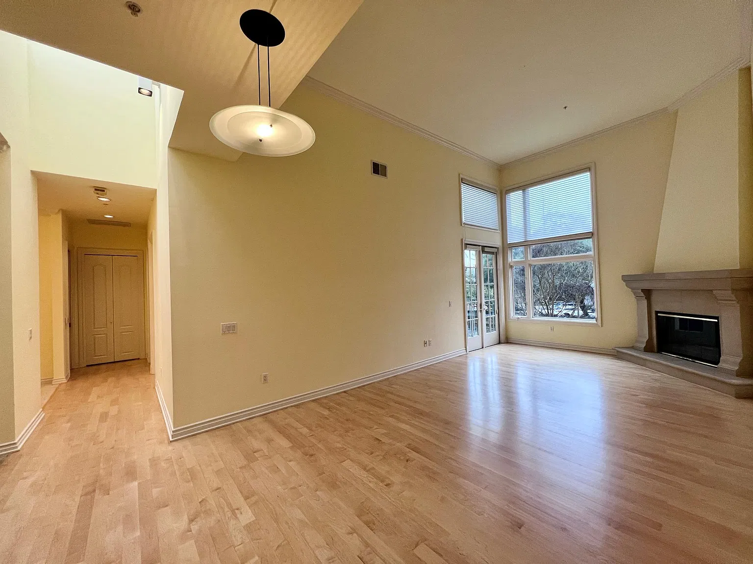 850 Oak Grove Ave — Photo 2