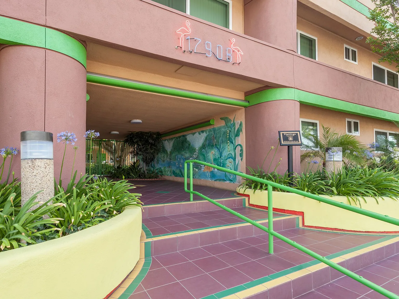 Flamingo Apartments — Photo 3