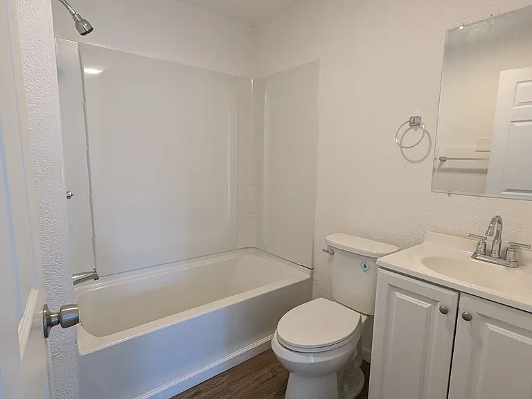 1220 Hollywood St — Photo 11