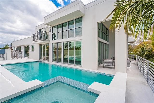 1st image of 325 Banyan Blvd