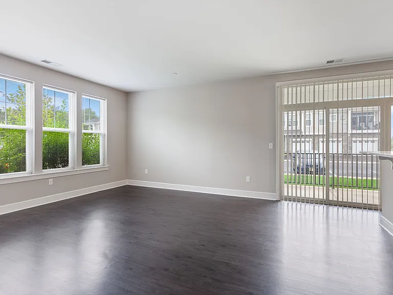 Essex Chase Apartments — Photo 20