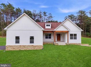 42 Spruce Ln, Berkeley Springs, WV 25411