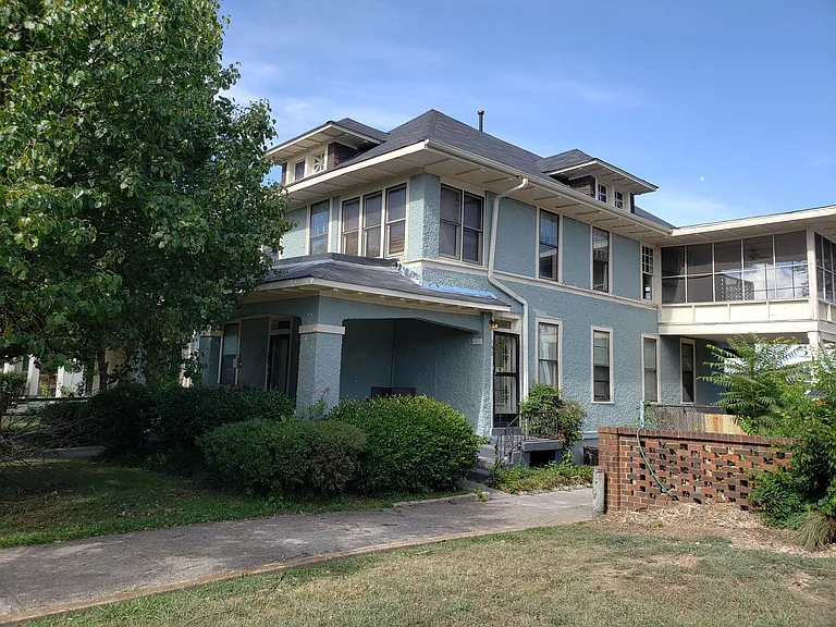 190 S Barksdale St — Photo 1