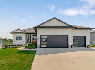 4420 Ironwood Dr, Cedar Falls, IA 50613