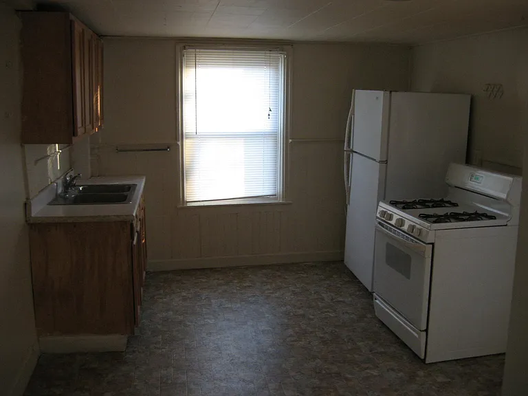 390 E Queen St #2 — Photo 5