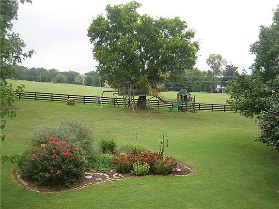 5th image of 2514 Saint James Dr