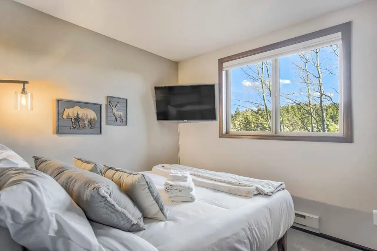 5 bed, 2566 sqft, $4,200 — Photo 3