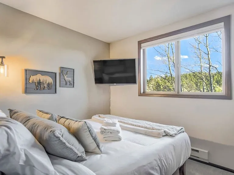 1280 Ponderosa Way — Photo 3