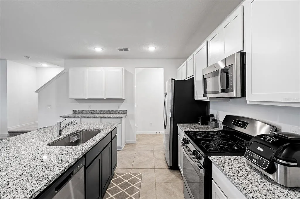 3 bed, 2.5 bath, 1409 sqft, $2,350 — Photo 4