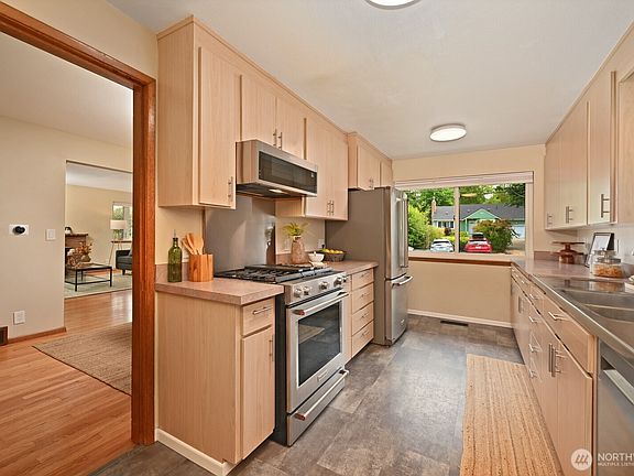 5th image of 9823 41st Avenue SW