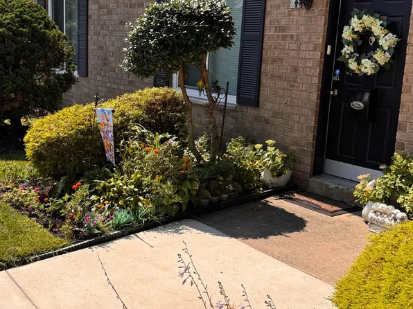 Park Crossing Apartment Homes, 2000 Maplewood Dr, Maple Shade, NJ 08052