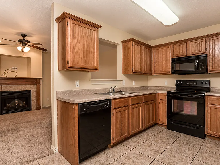 4040 Glenstone Ter — Photo 3