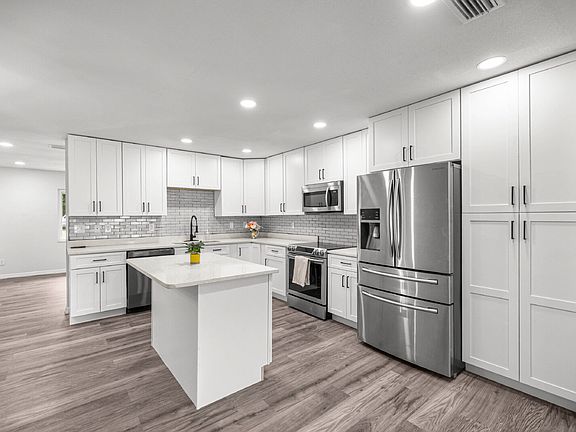 3rd image of 5 Bahia Court Trce