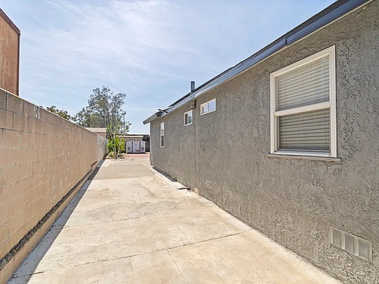 8996 Newport Ave — Photo 26