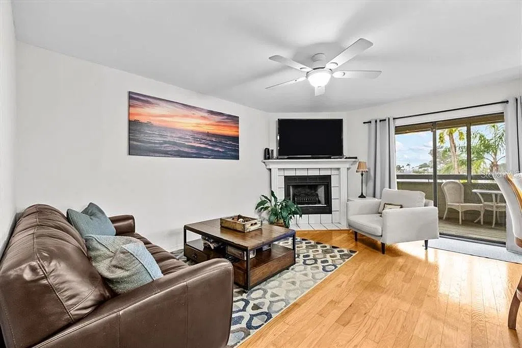 3 bed, 2.0 bath, 1693 sqft, $4,100 — Photo 2