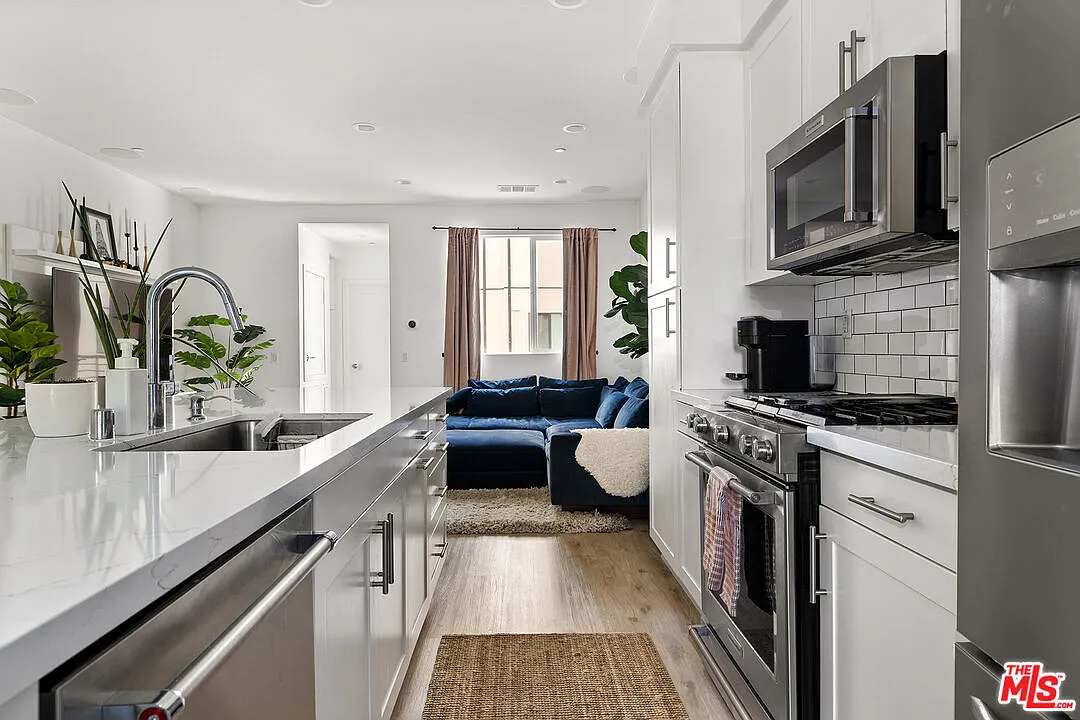 2 bed, 1370 sqft, $4,295 — Photo 4