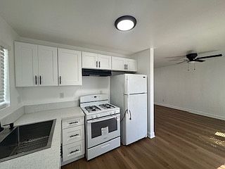4th image of 121 W Century Blvd