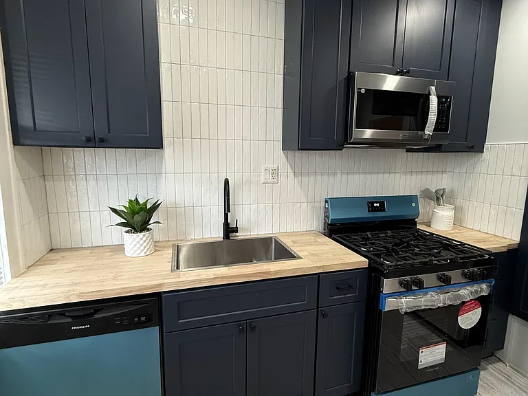 2855 Mayfield Ave — Photo 2