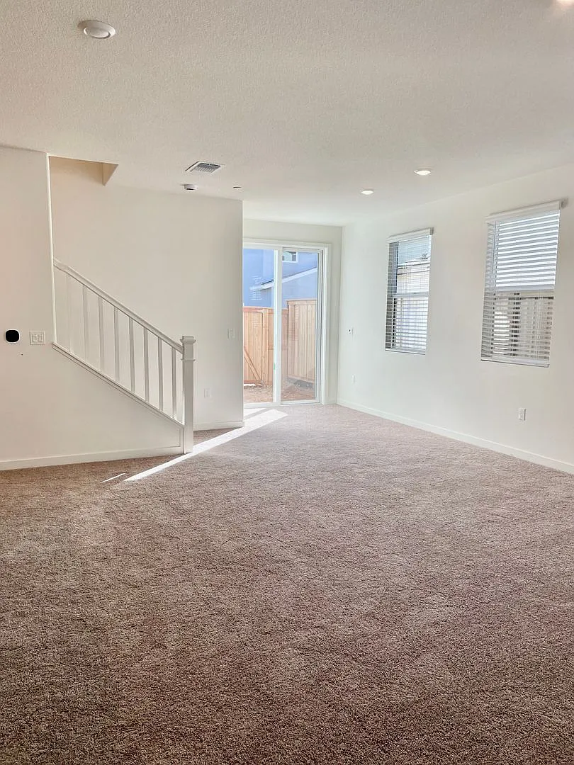 Beautiful Newer Home! — Photo 3