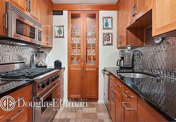 4th image of 275 Greenwich St APT 5J
