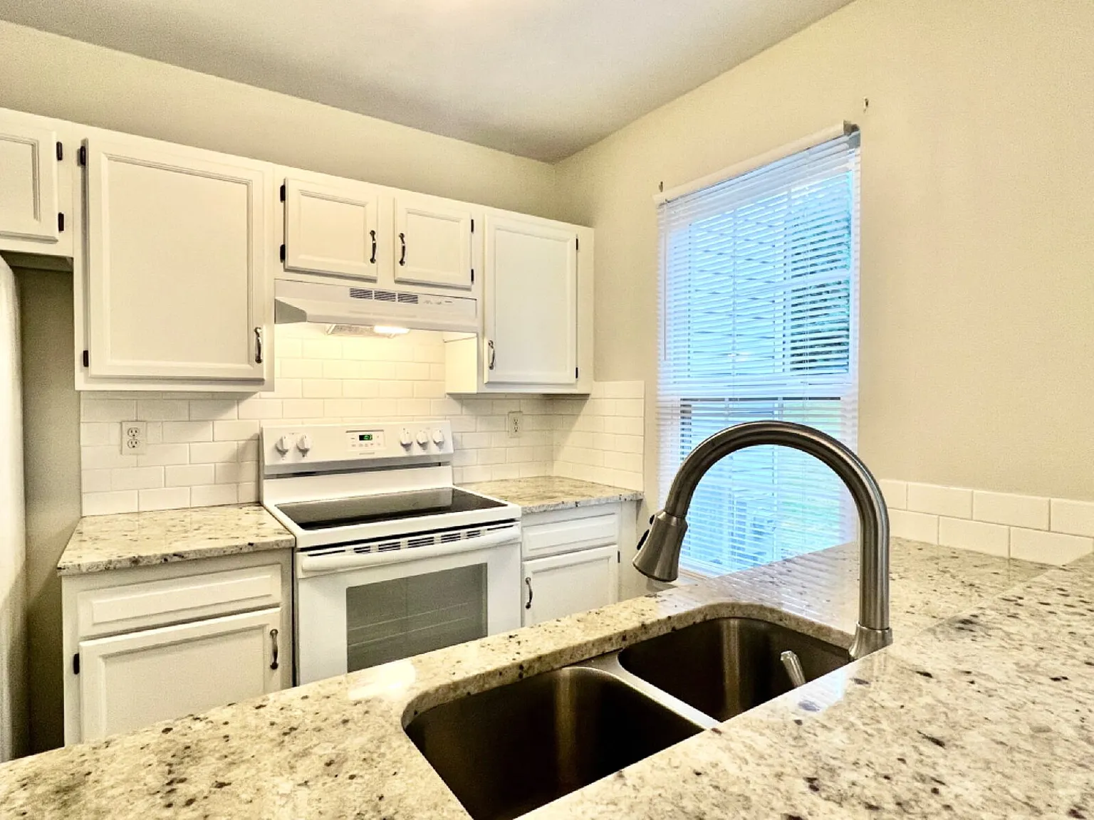 Raintree Townhome! — Photo 3