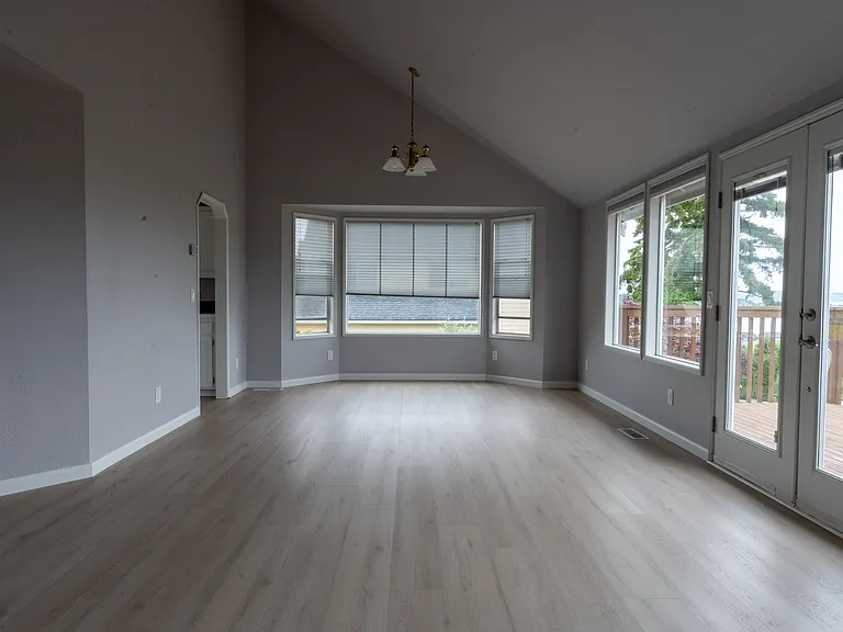 Main room / dining room