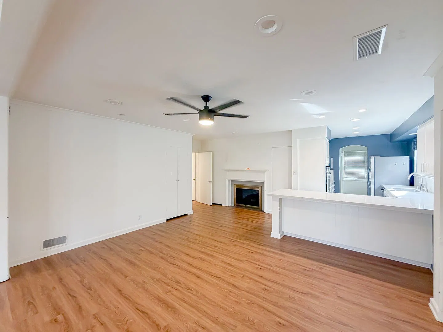 Gorgeous Updated 4BD/2BA Single Level Home — Photo 3