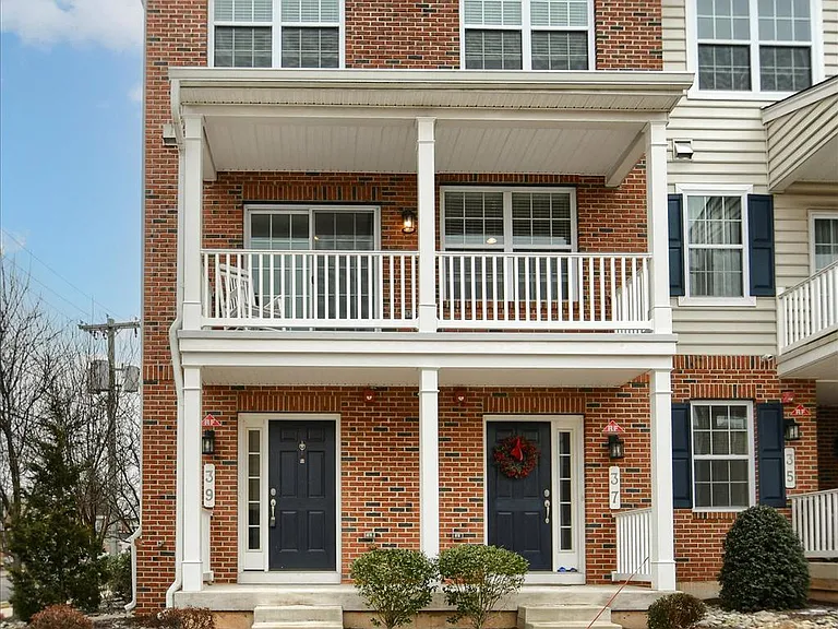 39 N Mitchell Ave — Photo 2