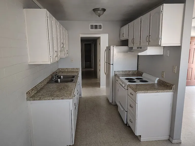 1055 N 8th Pl #C — Photo 3