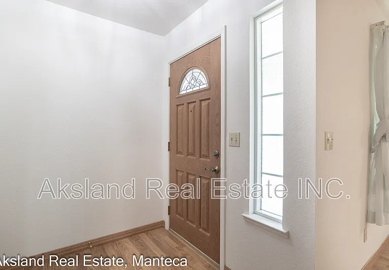 1635 Crom St — Photo 5