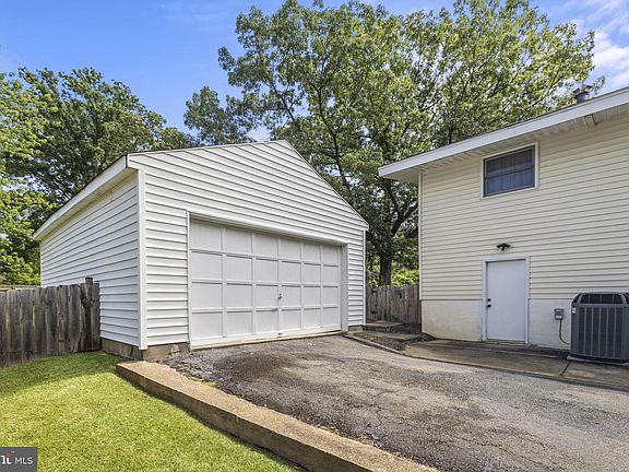 5th image of 4016 Javins Dr