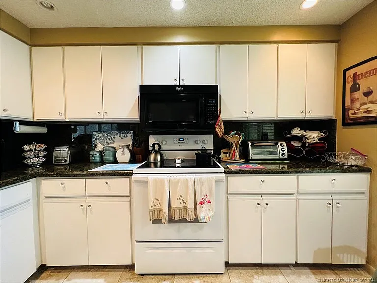 221 NE Plantation Rd #215 — Photo 44