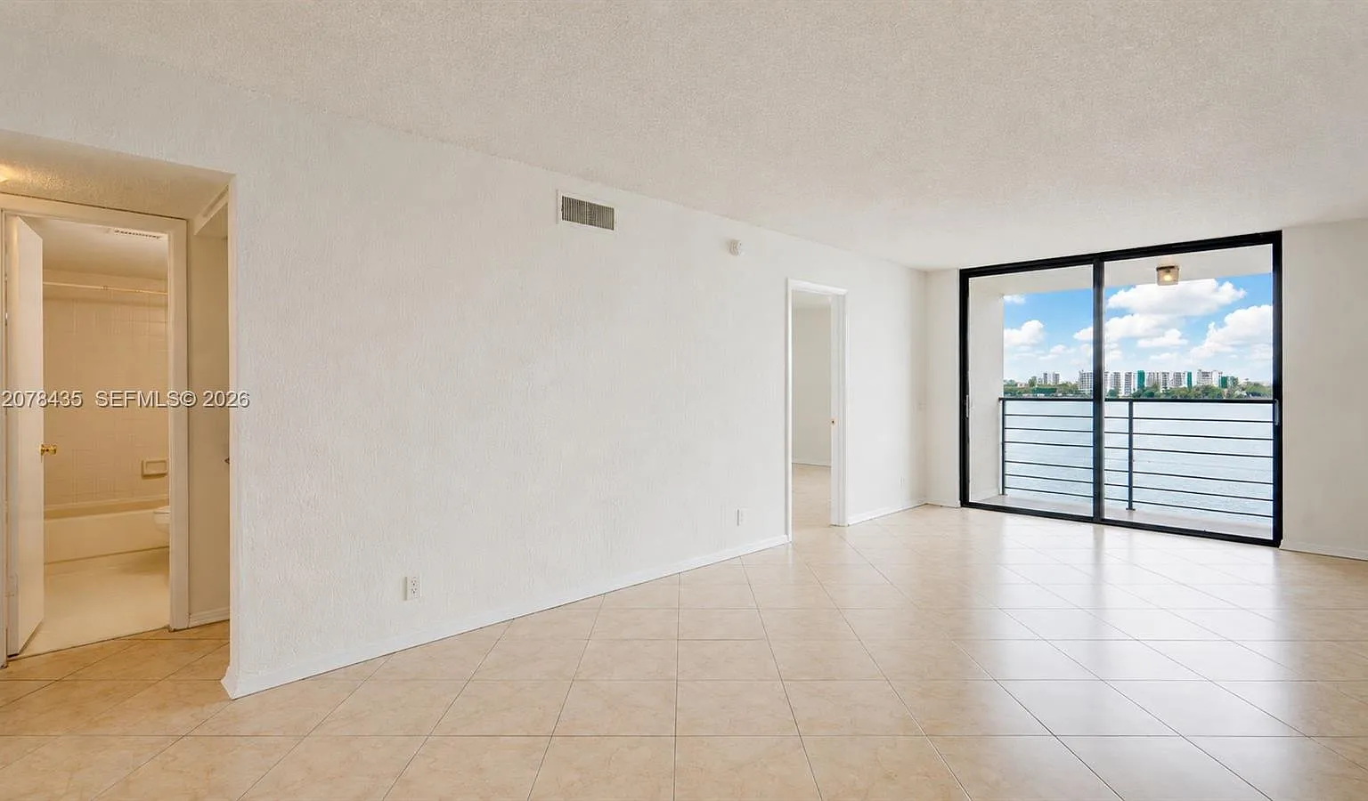 Lake Emerald Condominium — Photo 2