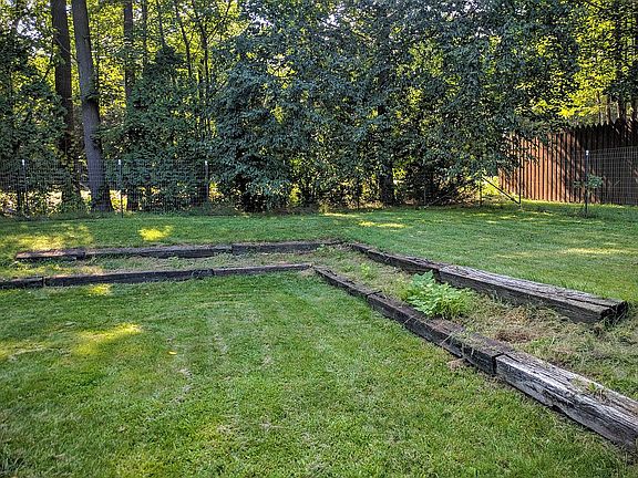5ft fenced backyard
