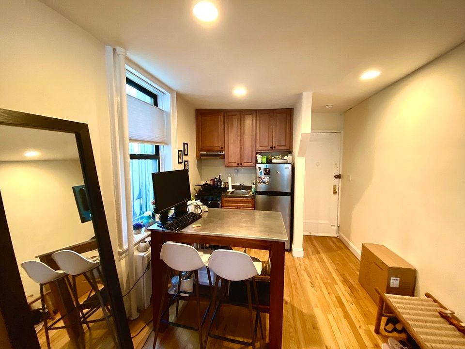 2nd image of 752 Greenwich St APT 1C