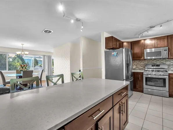 693 Plymouth Dr, North Vancouver, BC V7H 2H5