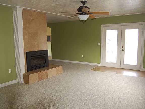 Living Room/Gas Fireplace