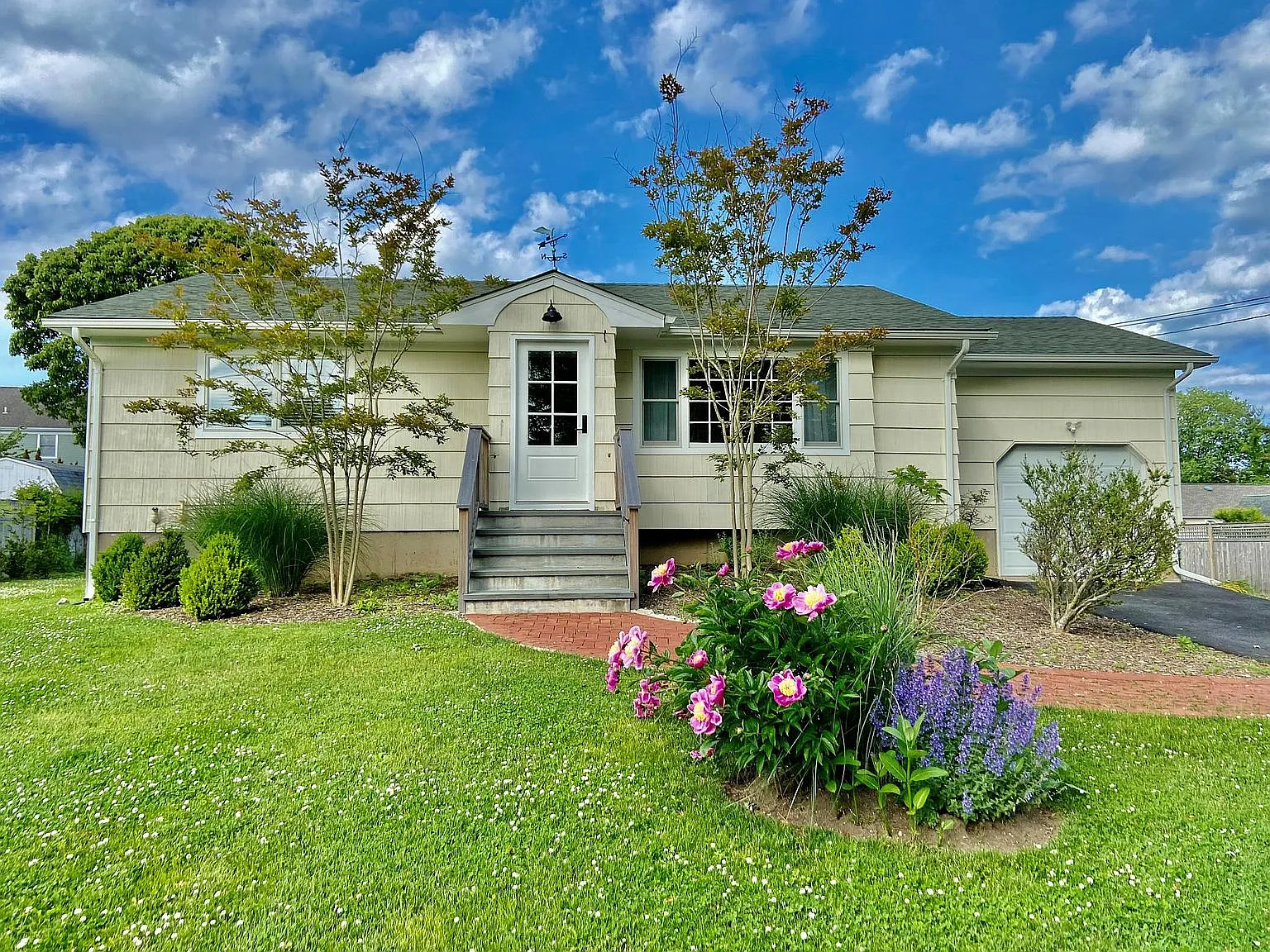 Beautiful 3 Bedroom Ranch Minutes to Greenport — Photo 1