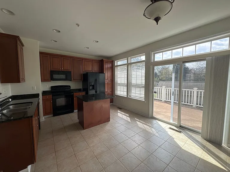 1600 Oakridge Ln — Photo 11