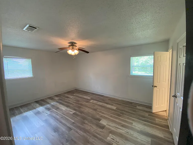218 Alverado Dr — Photo 12