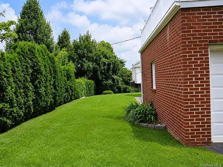 121 Manhasset Ave — Photo 38