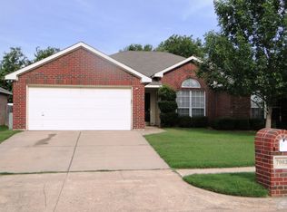 7002 Park Green Dr, Arlington, TX 76001