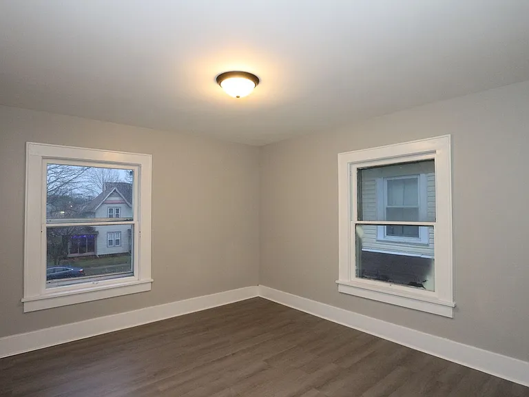 904 E Clinton St — Photo 17