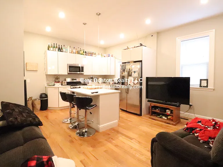 33 Portsmouth St #1R — Photo 1