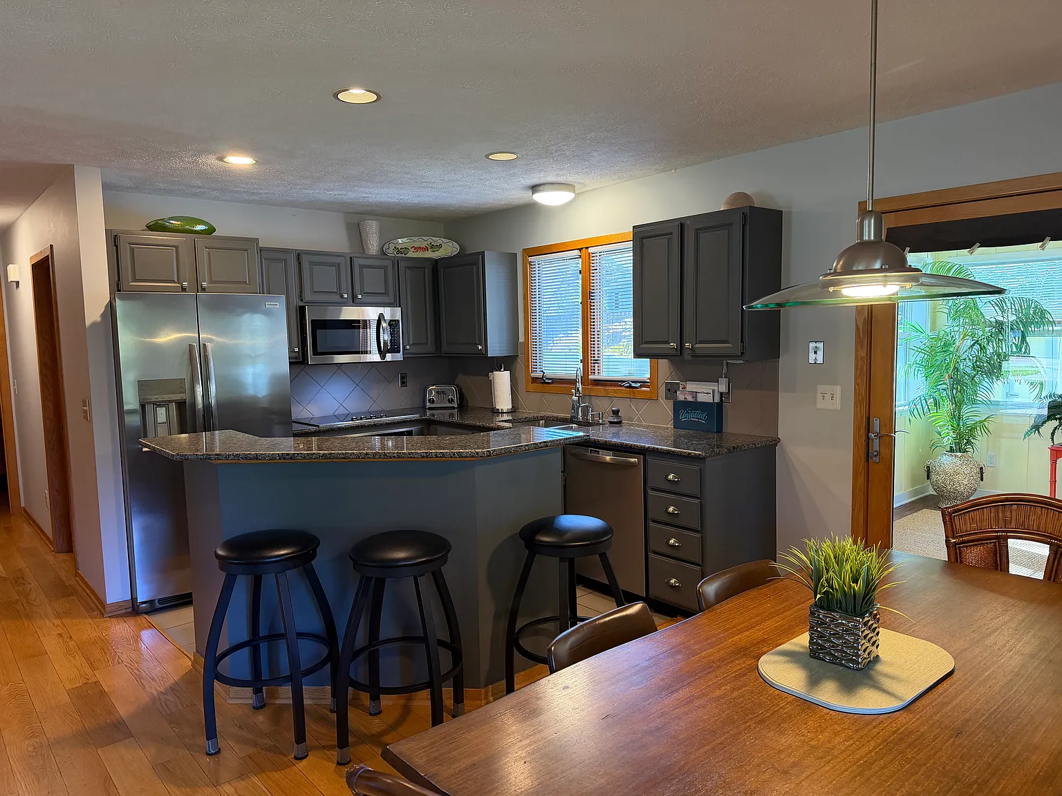 3 bed, 1496 sqft, $2,400 — Photo 2