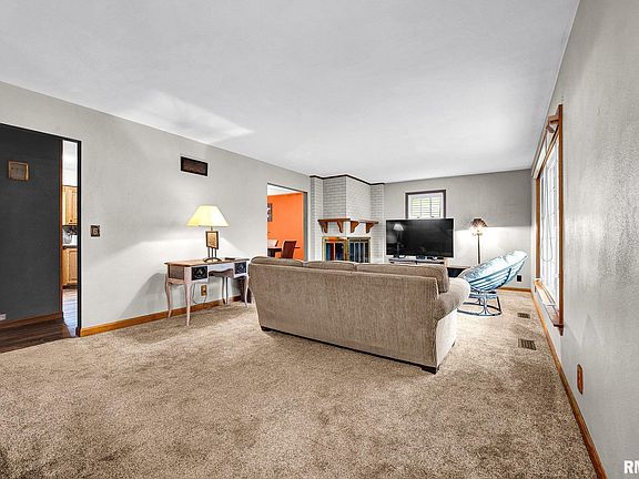 3rd image of 1010 Knollcrest Dr