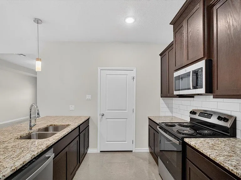 412 W Avenue C — Photo 15
